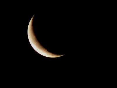 luna menguante y amarilla
