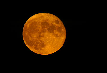 luna llena amarilla