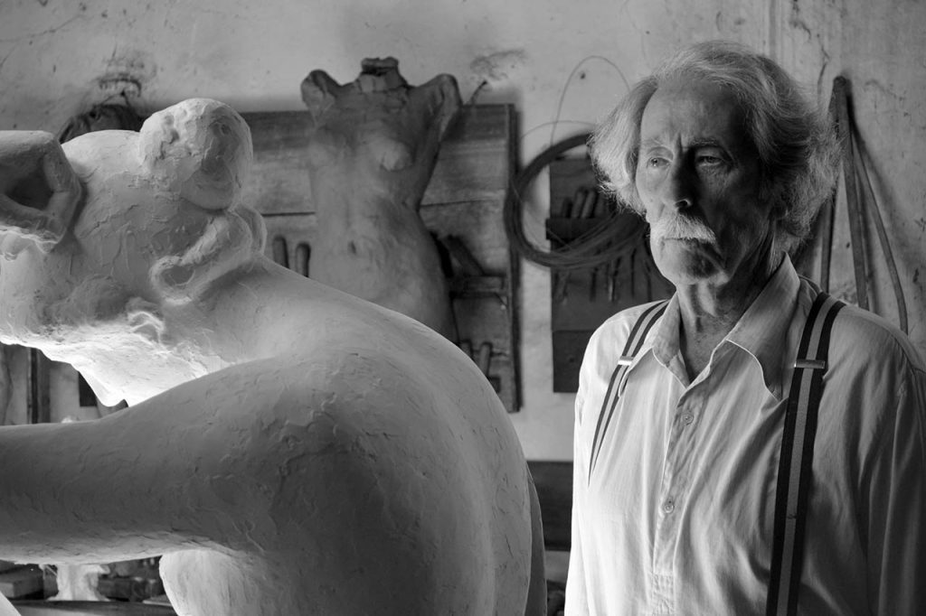 El artista mira la obra