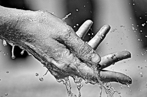 Agua entre los dedos.