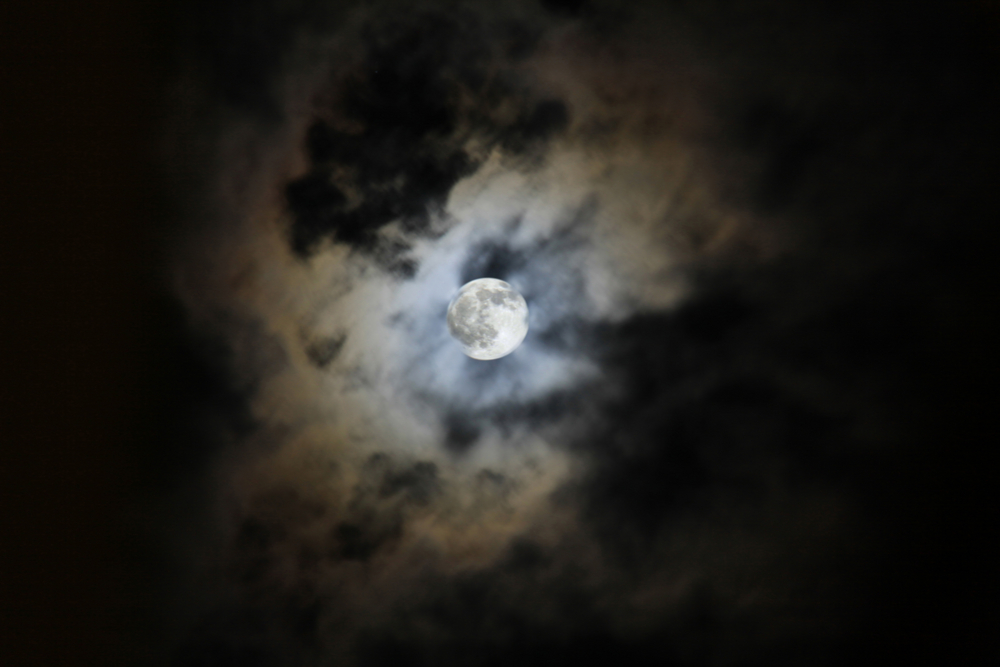 Luna entre nubes.