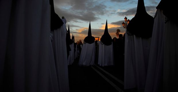 Procesión al amanecer.